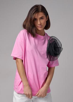 Женская трикотажная футболка с объемным цветком1 фото