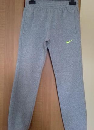 Nike (unisex ) спортивні штани на флісовій основі.