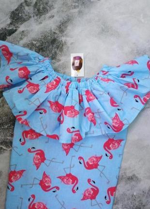 Голубое хлопковое короткое летнее платье из фламинго свободного кроя с открытыми плечами и воланом4 фото