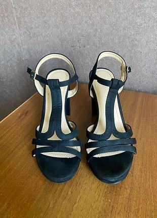 Босоніжки на каблуку