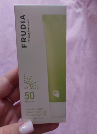Солнцезащитный гель
frudia green grape sebum control cooling sun gel spf50+pa ++++