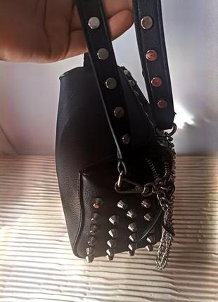 Сумочка черного цвета с металлическими элементами на палочку сумка на кирпичике5 фото