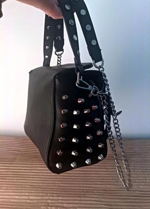 Сумочка черного цвета с металлическими элементами на палочку сумка на кирпичике4 фото