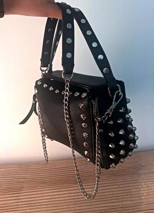 Сумочка черного цвета с металлическими элементами на палочку сумка на кирпичике3 фото