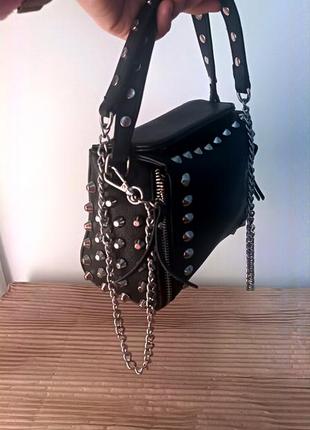 Сумочка черного цвета с металлическими элементами на палочку сумка на кирпичике6 фото