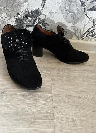 Туфли на удобном каблуке в идеальном состоянии.