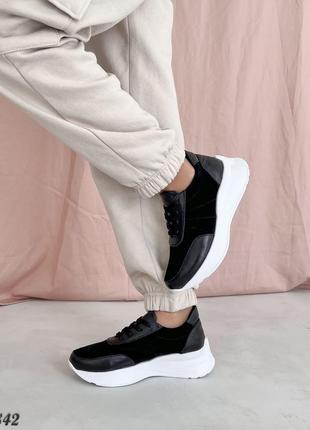 Черные кожаные женские кроссовки на белой дутой подошве8 фото