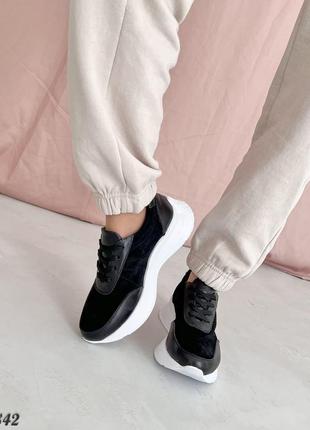 Черные кожаные женские кроссовки на белой дутой подошве9 фото