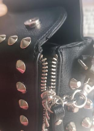 Сумочка черного цвета с металлическими элементами на палочку сумка на кирпичике8 фото