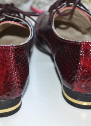 Бордовые лаковые туфли под питона ботинки со шнурками5 фото