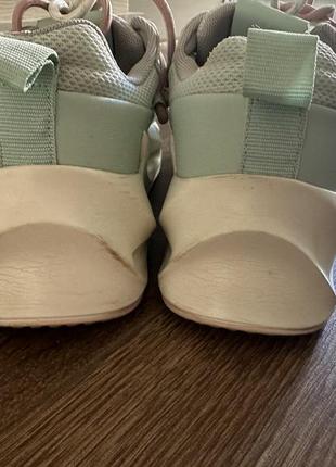 Кроссовки с необычной белой подошвой и цветными шнурками4 фото