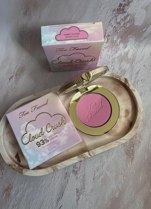 Матовые румяна too faced cloud crush blurring blush candy clouds