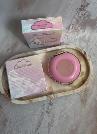 Матовые румяна too faced cloud crush blurring blush candy clouds