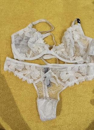 Комплект белья бюст и трусики  victoria secret