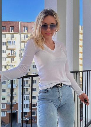 Базовый лонгслив в рубчик с v-образной горловиной