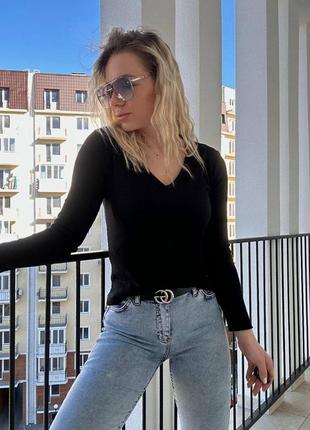 Базовый лонгслив в рубчик с v-образной горловиной