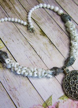 Кольє з агату і перламутру " сніжні квіти"