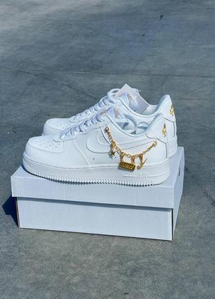 Женские кроссовки найк аир форс 1 лаки шарм белые / nike air force 1 lucky charms