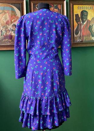 Фіолетова вінтажна сукня з квітковим принтом5 фото