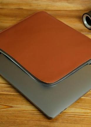 Кожаный чехол для macbook, гладкая поверхность, закрывается на молнию, размеры для любой модели, цвет коньяк