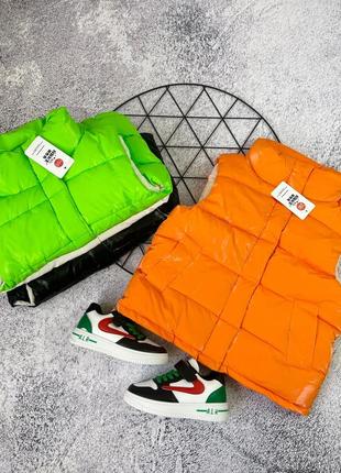 Яскрава глянцева дитяча жилетка