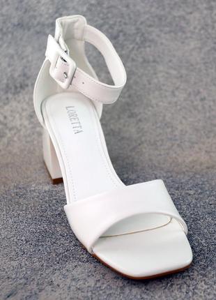 Стильовые белые удобные женские босоножки из экокожи на среднем каблуке,женская обувь на лето 20243 фото