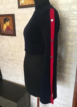 Укороченная кофта с лампасами и кнопками на рукавах