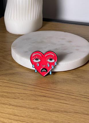 Пин значок металлический суммарное сердце плачущее