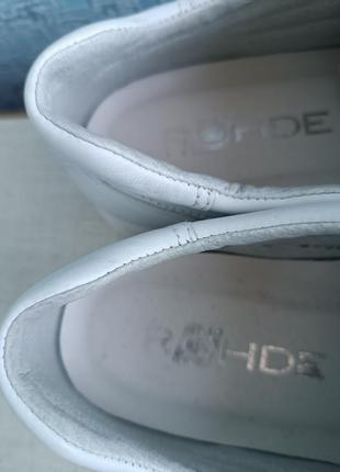 Белые кожаные кроссовки бренда ronde.7 фото