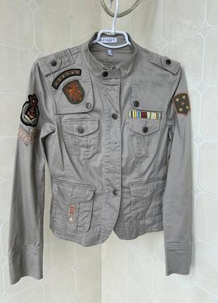 Куртка джинсовка с нашивками в военном стиле1 фото
