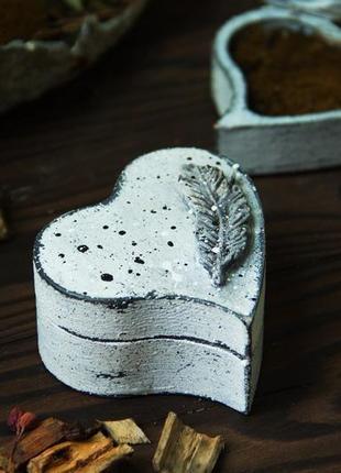 Скринька для кілець з натуральним мохом і об'ємним пером