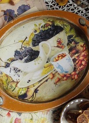 Поднос с ежевикой и шиповником