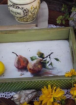 Небольшой поднос с грушами