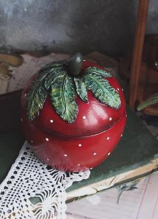 Скринька яблоко червона