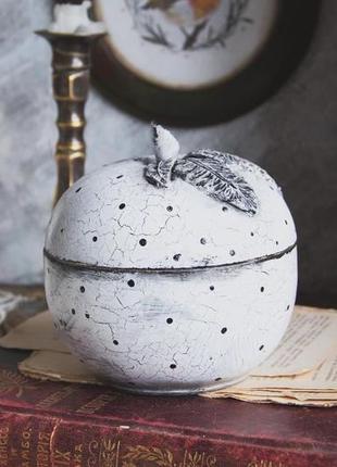 Шкатулка черно-белая яблоко