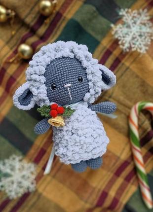 Ніжна м'яка овечка в'язана іграшка handmade
