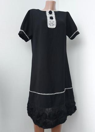 Платье черно белое с декором  с воротником