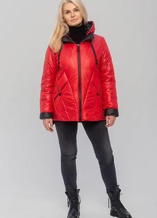 Яркая женская деми куртка из стеганой плащевки красного цвета, большие размеры2 фото