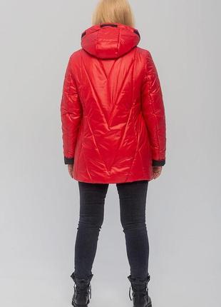 Яркая женская деми куртка из стеганой плащевки красного цвета, большие размеры3 фото