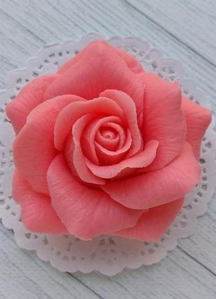 Сувенірна мило троянда в упаковці купол1 фото