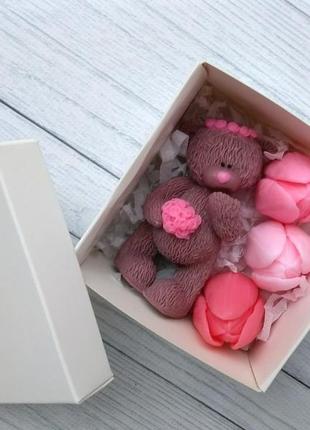 Сувенирное мыло: набор мишка с букетом и 3 тюльпана в коробочке2 фото