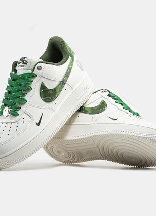 Мужские кроссовки белые с зеленым nike air force 1 x bape