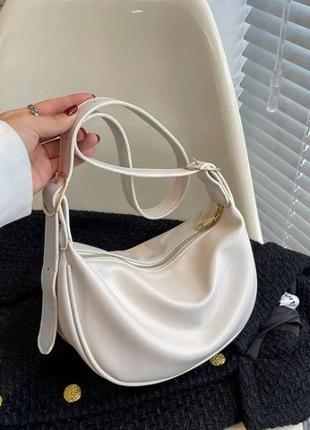 Стильна лаконічна біла жіноча сумка на плече кросбоді багетка екошкіра2 фото