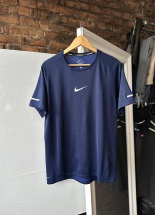 Очень крутая, оригинальная футболка nike running reflective dark blue center logo