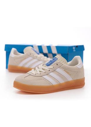 Трендові жіночі кросівки adidas gazelle indoor retro beige бежеві