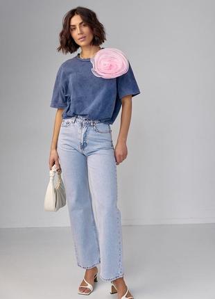Женская футболка с объемным цветком - джинс цвет, l (есть размеры)3 фото