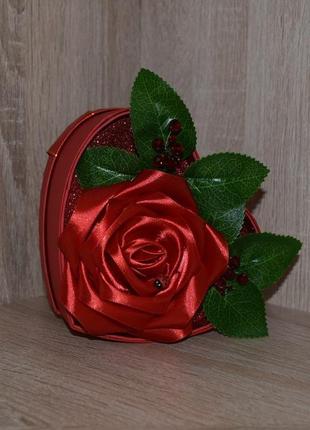 Квіткова композиція "палка любов"в червоній коробці у формі серця1 фото