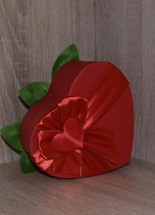 Квіткова композиція "палка любов"в червоній коробці у формі серця4 фото