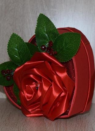 Квіткова композиція "палка любов"в червоній коробці у формі серця5 фото