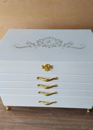 Белый большой комод для украшений